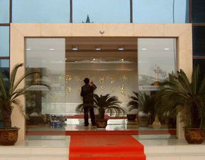 北京玻璃門安裝指南 無框玻璃門與豪華旋轉門的專業(yè)解析